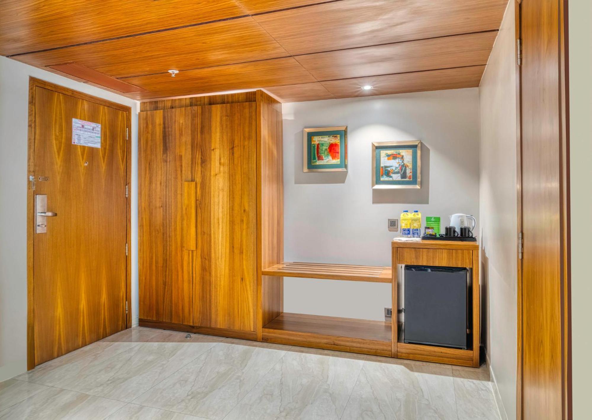 King Suite City View Walk Shower Enjoy savings on Food & Beverages soft Happy Hours Buy 1 1 on IMFL 400 PM – 800 PM Complimentary snacks select liquor packages Beer buckets starting from just ₹599,1316772454:JPEG
